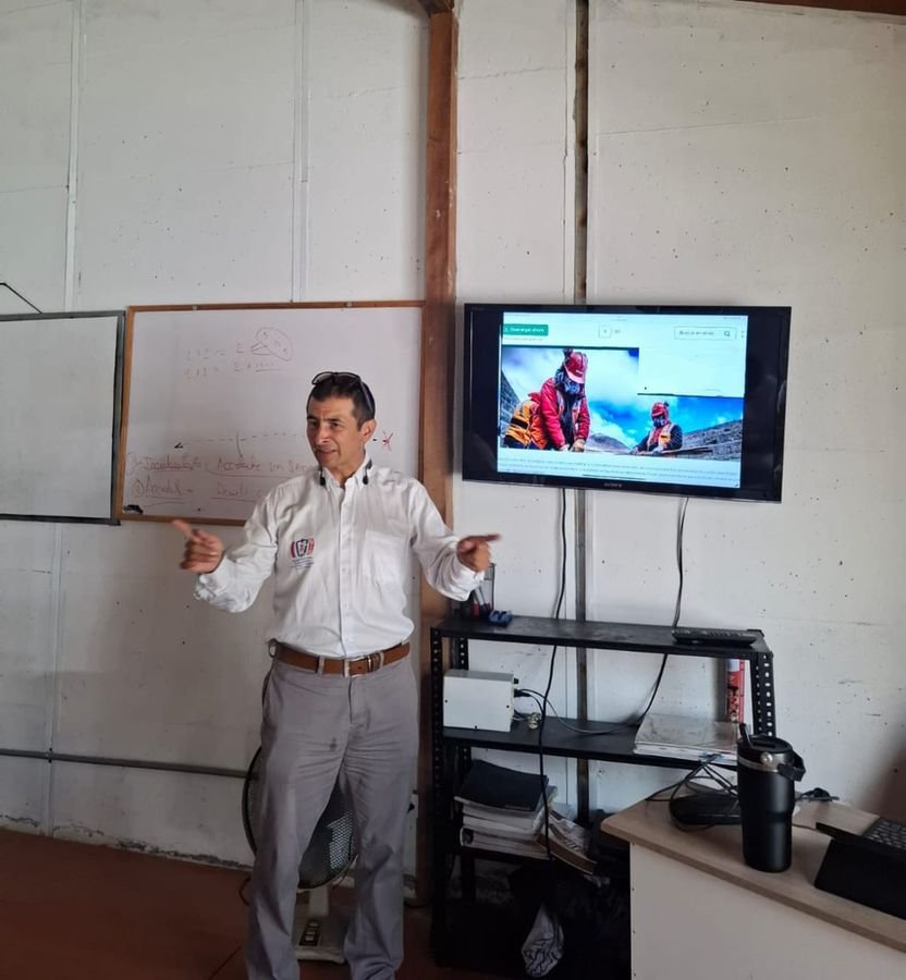 Instructor de ENSITAR dictando la parte teórica de un curso en el aula de la sede