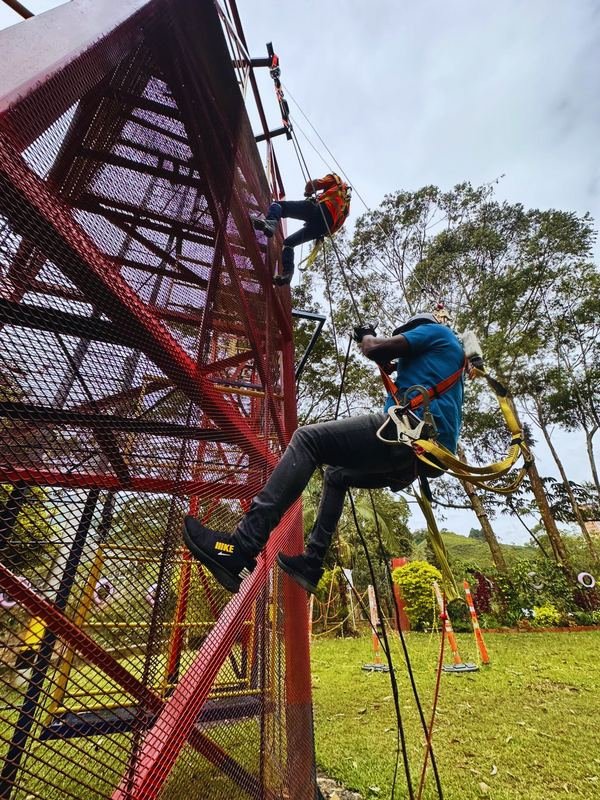 Trabajador autorizado ascendiendo por la estructura reticulada