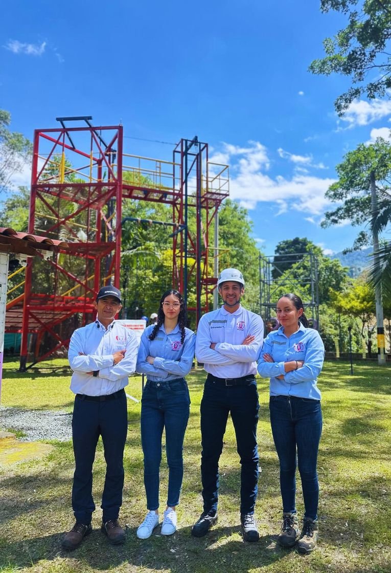 Equipo de instructores de ENSITAR frente a la torre de entrenamiento