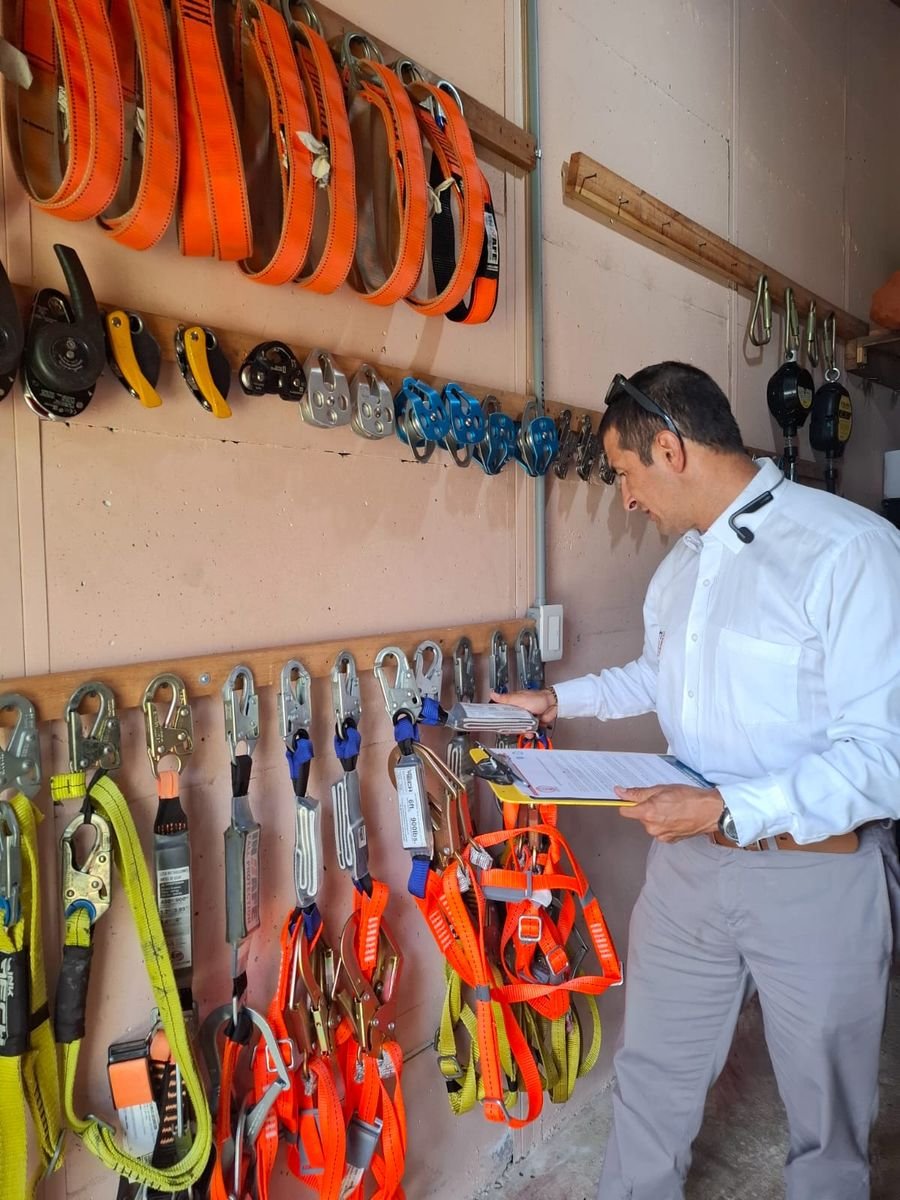 Pared de equipos: arneses, eslingas, poleas y bloqueadores para trabajo en altura