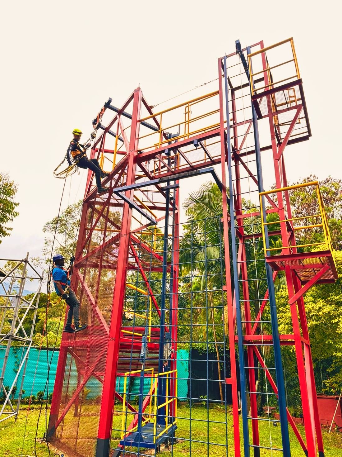 Dos trabajadores suspendidos con arnés en la torre de entrenamiento de ENSITAR