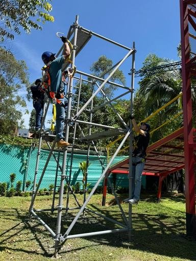 Participantes armando un andamio multidireccional