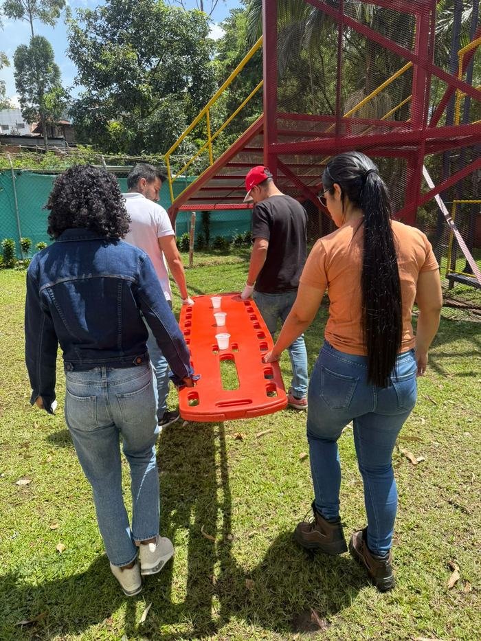 Brigada trasladando a un lesionado en camilla rígida