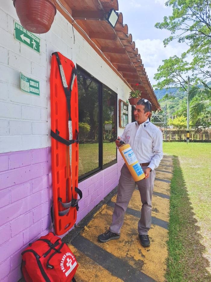 Instructor con extintor junto al punto de emergencia de la sede