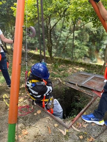 Descenso controlado hacia un espacio confinado con trípode
