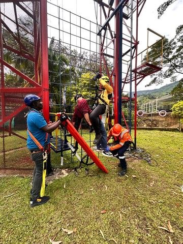 Práctica de rescate vertical en la torre