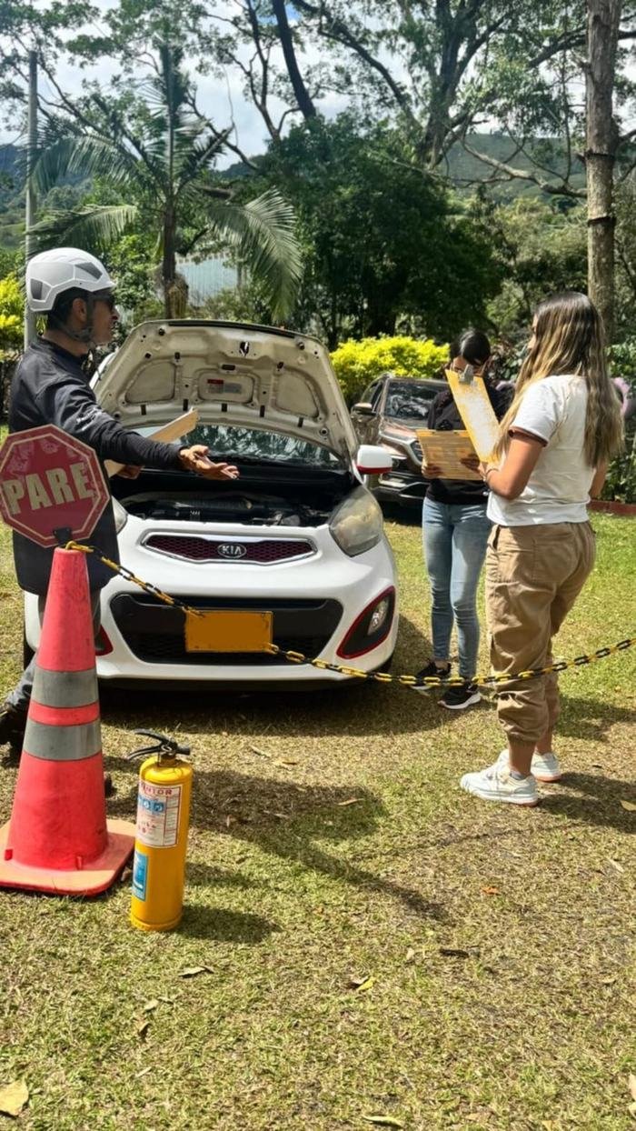 Inspección preoperacional de vehículo en práctica de seguridad vial
